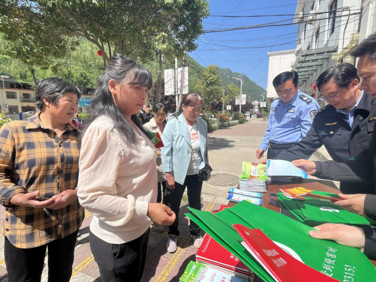 乐鱼app：敬爱学问产权共筑法治社会——商南县法律局十里坪法律所展开学问产权日法治散布举动(图2)